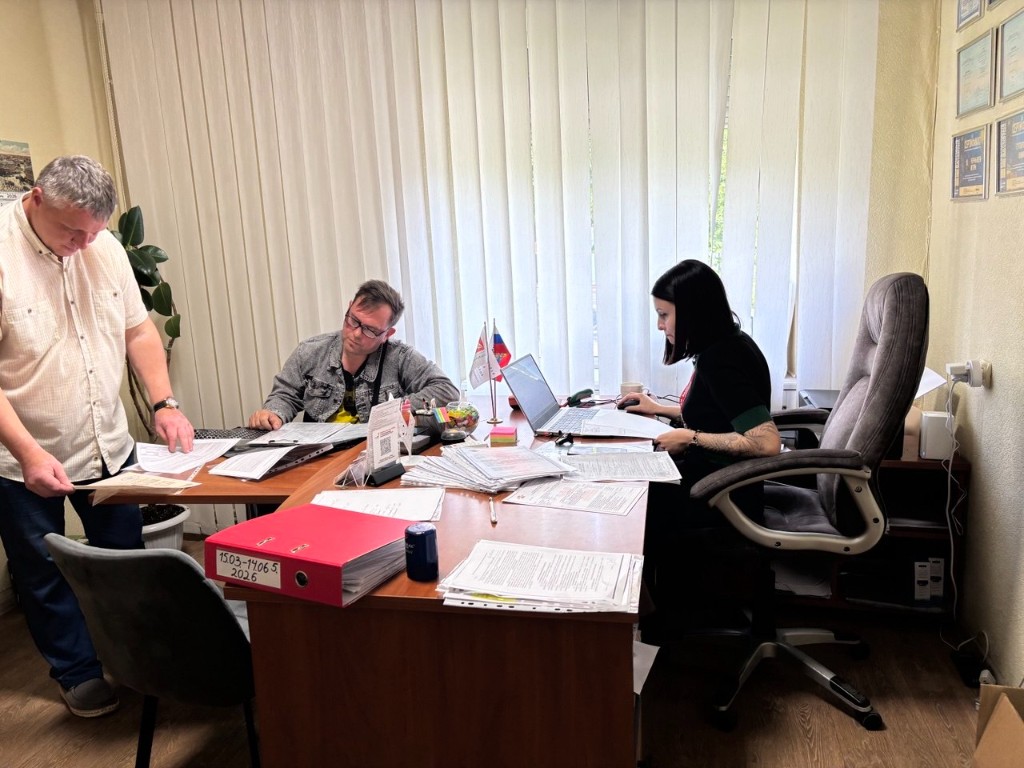 Команда Бастиона за разбором документов в офисе